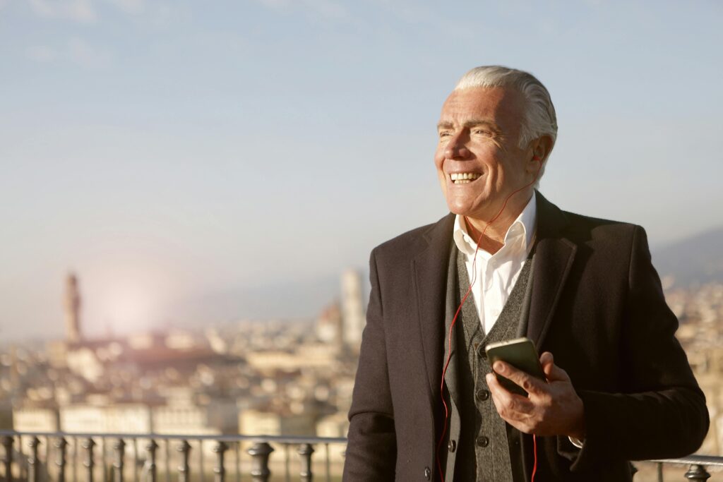 un monsieur qui est heureux Votre rééducation auditive